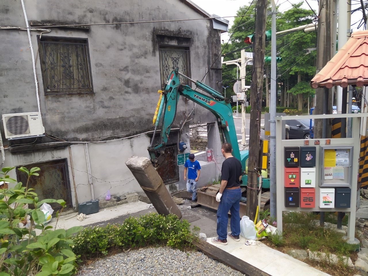 改造點的石碑原先放倒在地、被柏油與水泥覆蓋,經鄭小塔、岩山里社區居民與專家學者來回的調研與會勘,終於讓石碑的面貌重見天日。(Source:鄭小塔提供)