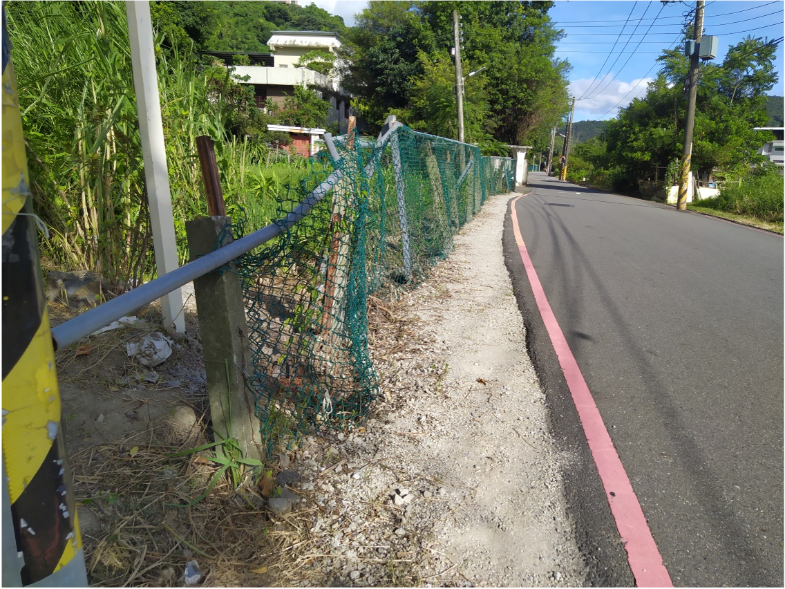 (上)(下)圖分別為芝玉路北段步道改造前後對比情形,改造完後的芝玉路北段步道空間,經樹叢整護、圍籬施作及步道夯實的優化作業下變得更為完善。(Source:鄭小塔提供)