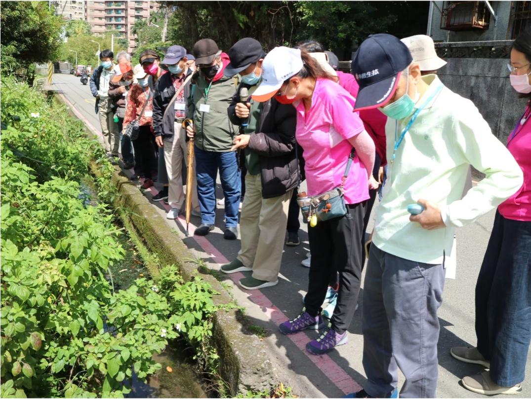 岩山里社區參與原生植物生態導覽活動畫面。(Source:鄭小塔提供)
