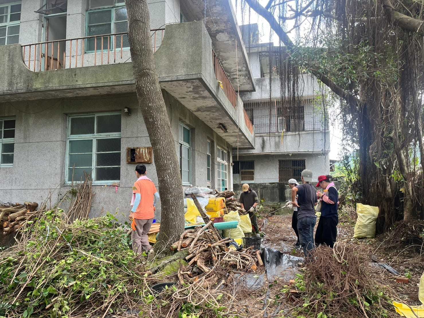 今年度岩山里透過岩山里志工與居民、東吳實習生、OPG計畫和都市再生學苑學員以「打開我的大院子」系列工作坊活動,進行大我居將軍宅邸的閒置空間改造。(Source:臺北市政府都市更新處)