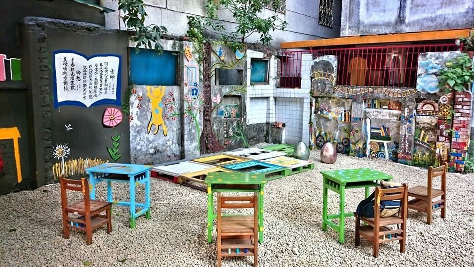 同安街施洛德文學花園原本是社區內的閒置空地,由里長、社區大學與居民合力改造為富有當地特色的公共空間,如今卻成為私人土地。(Source:FB粉絲專頁「扭轉吧 施洛德文學花園」授權提供,https://www.facebook.com/reverselostgarden/)