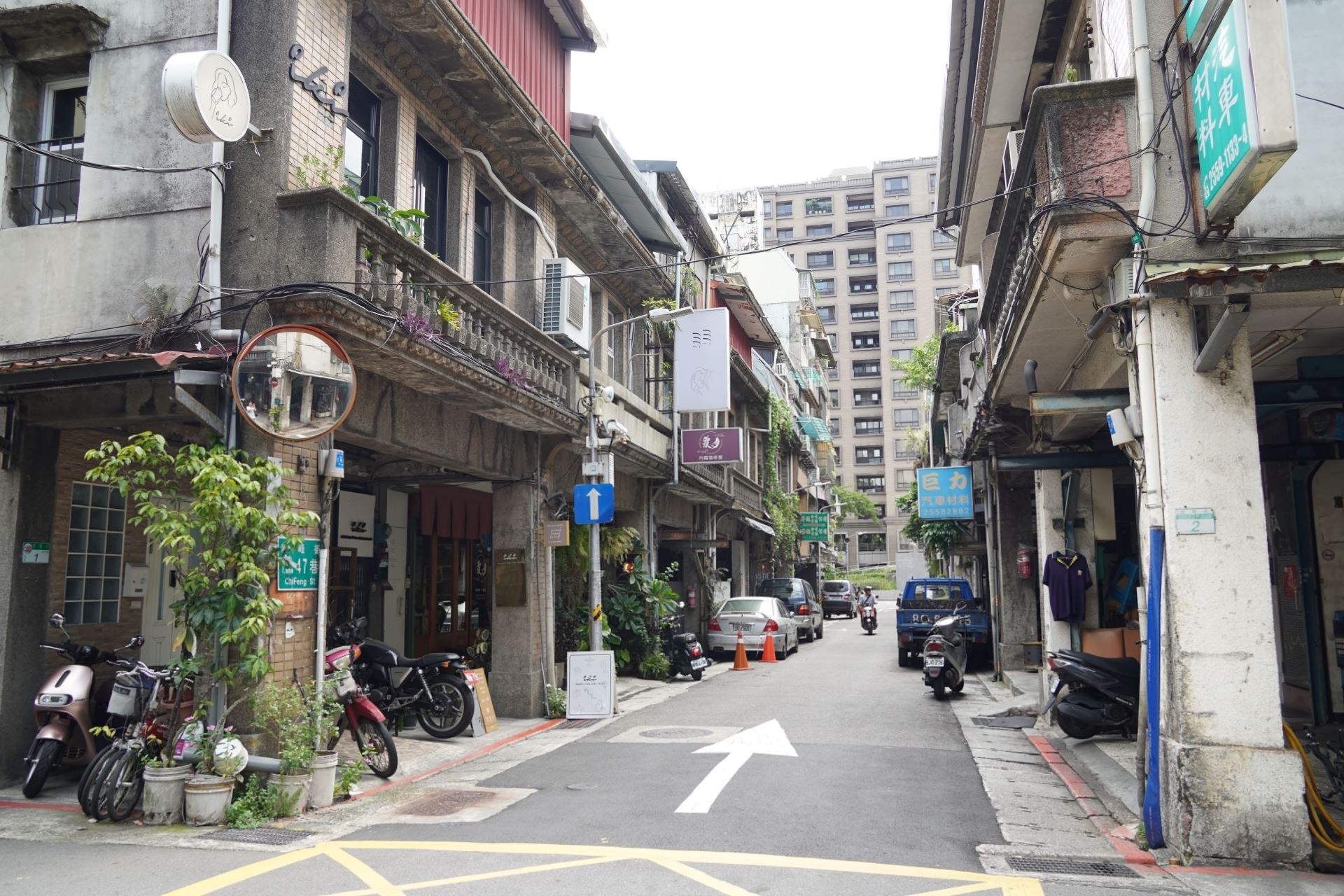 赤峰街的巷弄間由老街屋、特色店舖和傳統材料行形成特殊紋理。
(Source:雄本老屋規劃有限公司提供)
