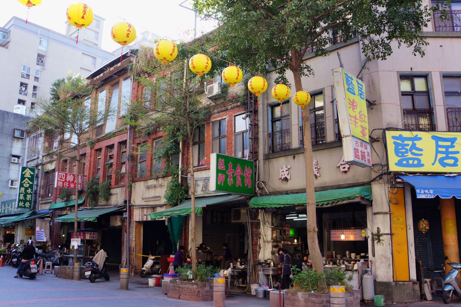 「臺北第一街」貴陽街古色古香的風貌,在都市更新的進程中逐漸消失。
(Source:Panoramio, Photo by Lienyuan Lee.http://www.panoramio.com/photo/105500448)