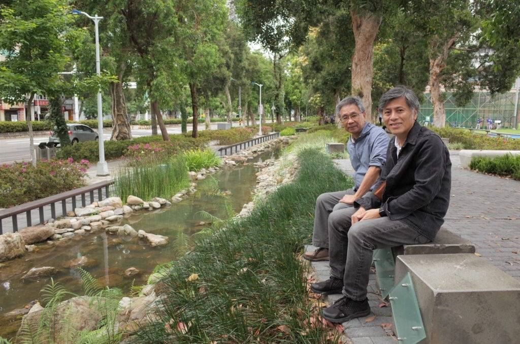 劉柏宏老師(右)與郭城孟老師(左)於完工後的新生南路三段合影紀念。 (Source:經典工程顧問有限公司提供)