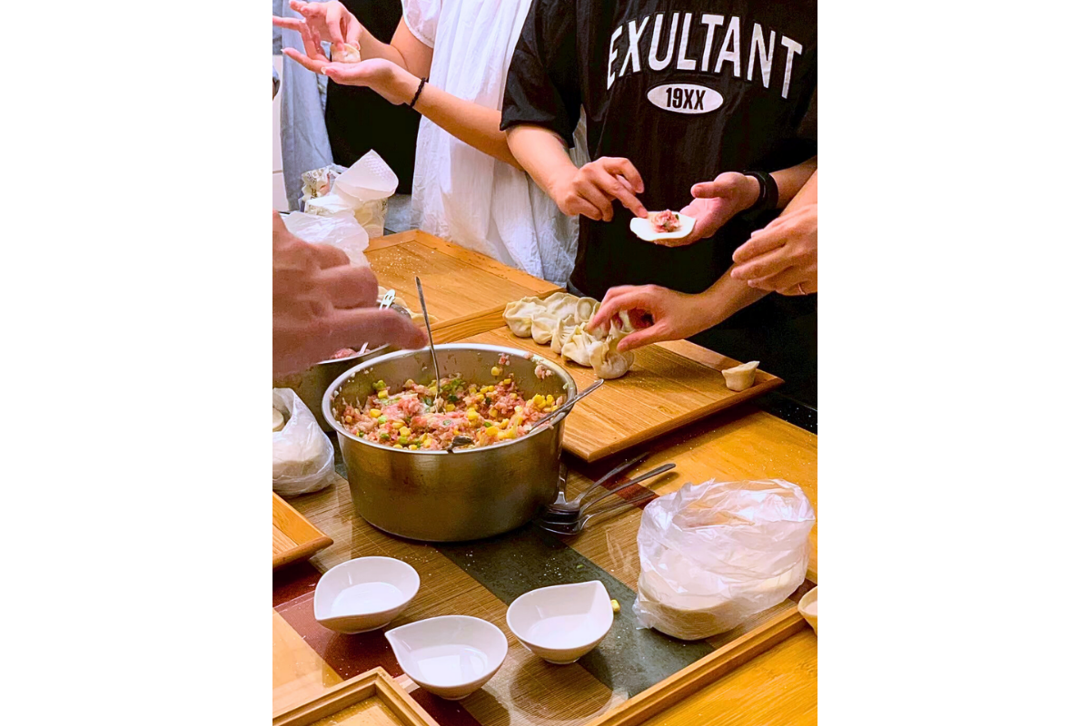 雨唐用心準備包餃子的食材與器具。