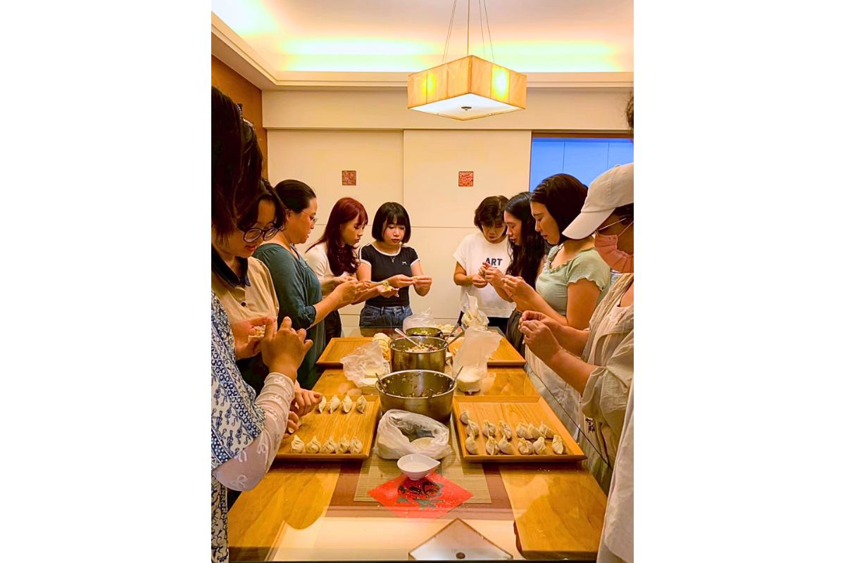 大家分工合作認真包水餃。