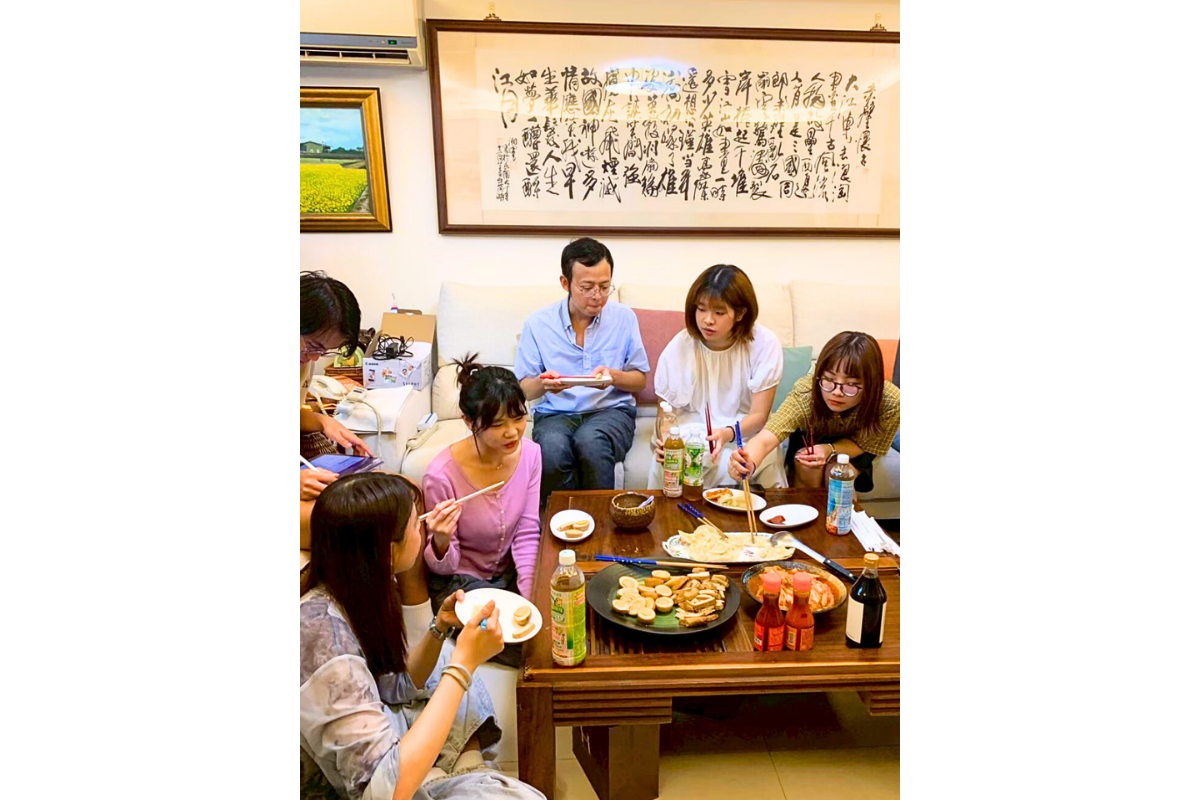包完餃子後，一起共餐品嚐。