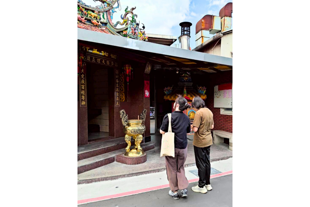 參與者在廟宇前解謎。