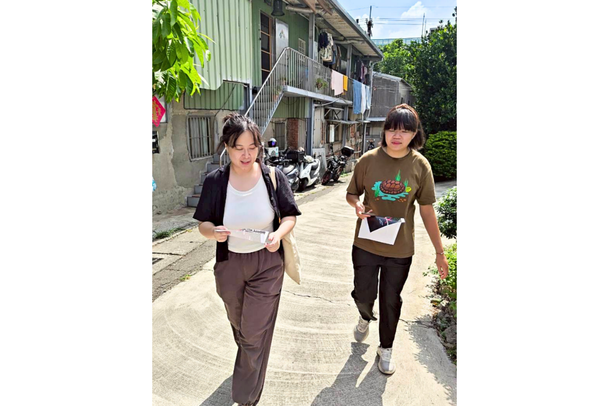 參與者拿著提示的內容尋找答案。