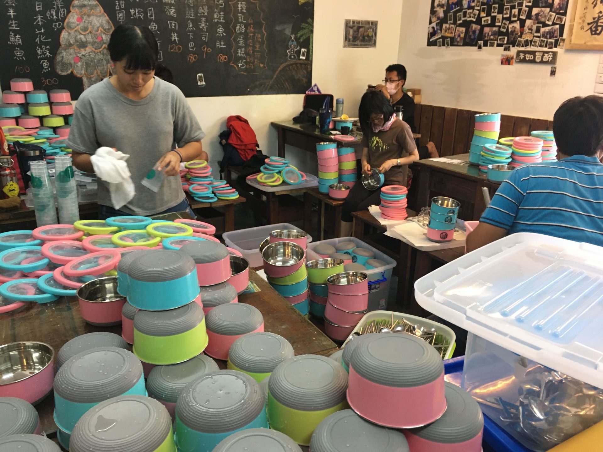 （在迎王祭的共享餐盒實驗行動中，志工們透過實演測試飛炫Box的運作模式）