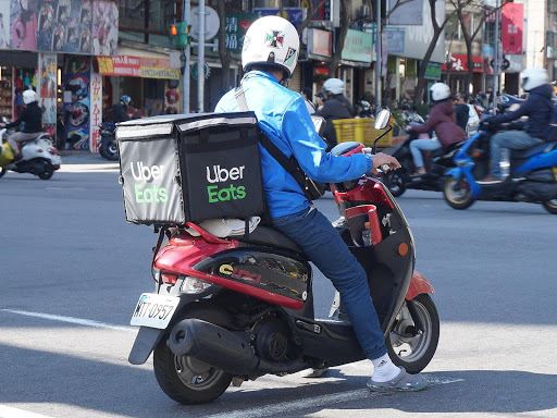 (騎著機車的Ubereats外送員已經是臺灣馬路上隨處可見的景象。)