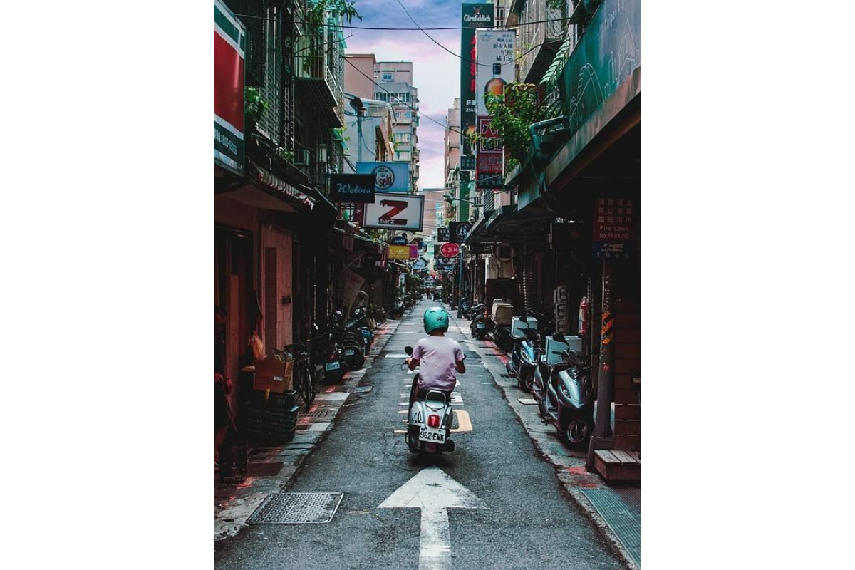 (在台北壅擠的街頭與巷弄,時常連摩托車都一位難求,更不用說汽車了。)