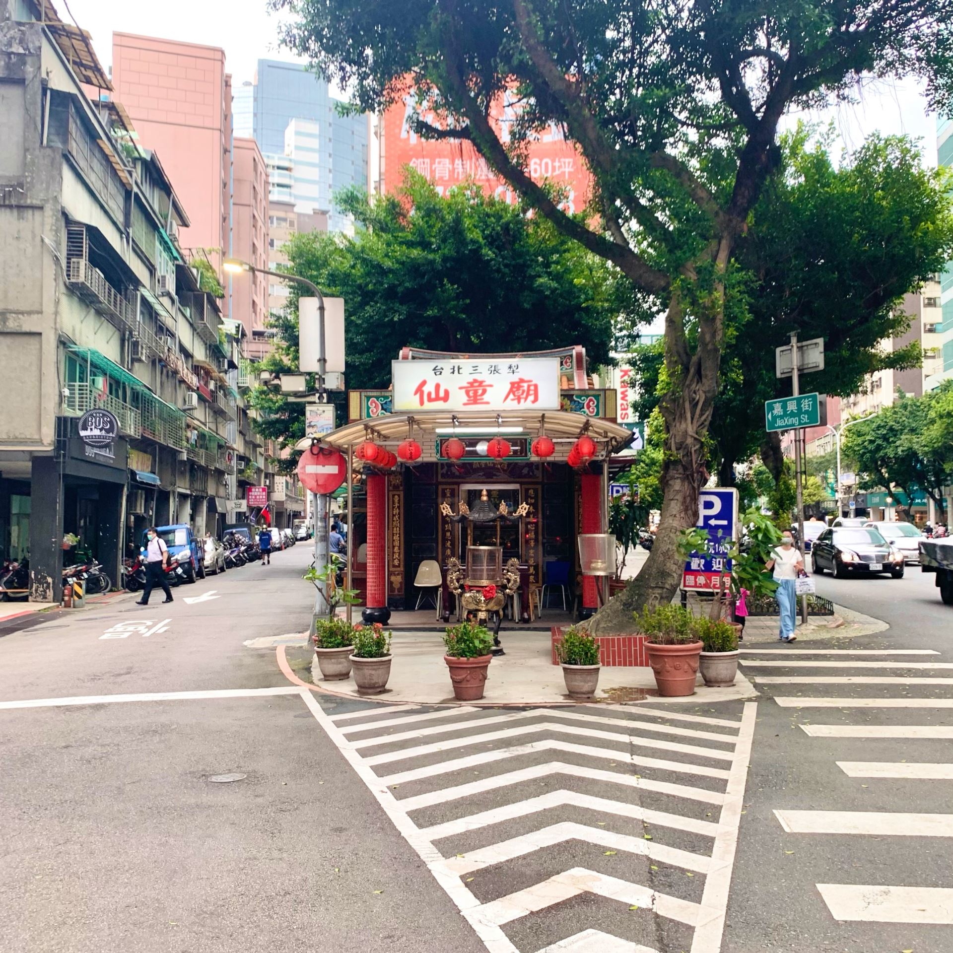 擠身在嘉興街與基隆路兩條馬路口之間的仙童廟。(Source: 劉學墉攝影)