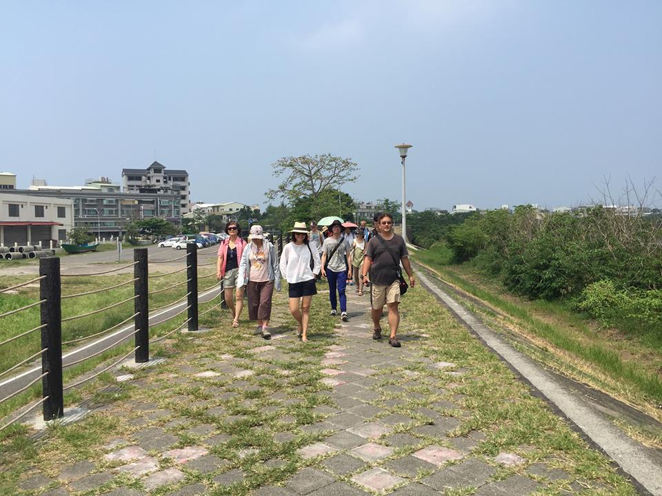 (臺南水岸空間 Jane’s Walk,走在幾乎無遮蔭的堤防上。圖 / 吳比娜)