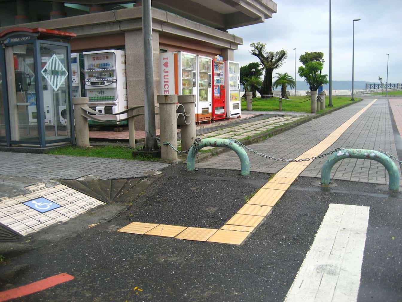 車檔懸掛的鐵鍊，直接鍊在視障者依循的導盲磚之上，置視障者的步行過程於危險之中（Source: sunboy／CC BY-NC-ND 2.0）