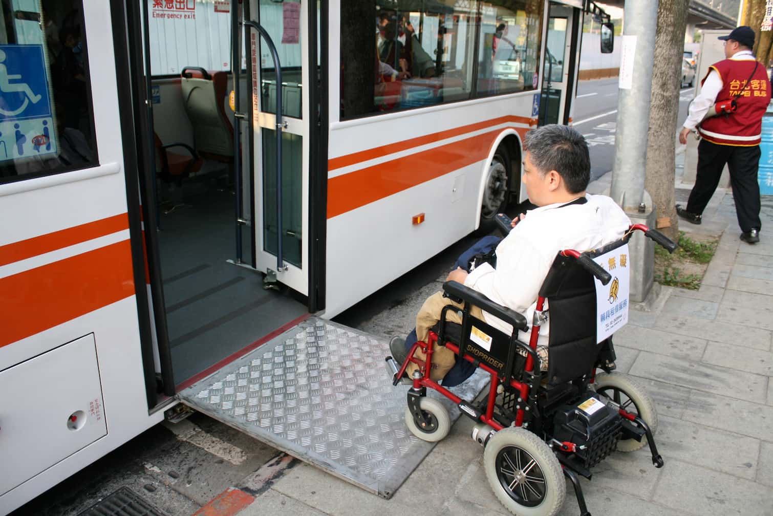 低底盤公車，讓輪椅使用者在大眾運輸的可及性上更高了一些（Source: jiahung li／CC BY-SA 2.0，連結：https://creativecommons.org/licenses/by-sa/2.0/https://creativecommons.org/licenses/by-sa/2.0/）