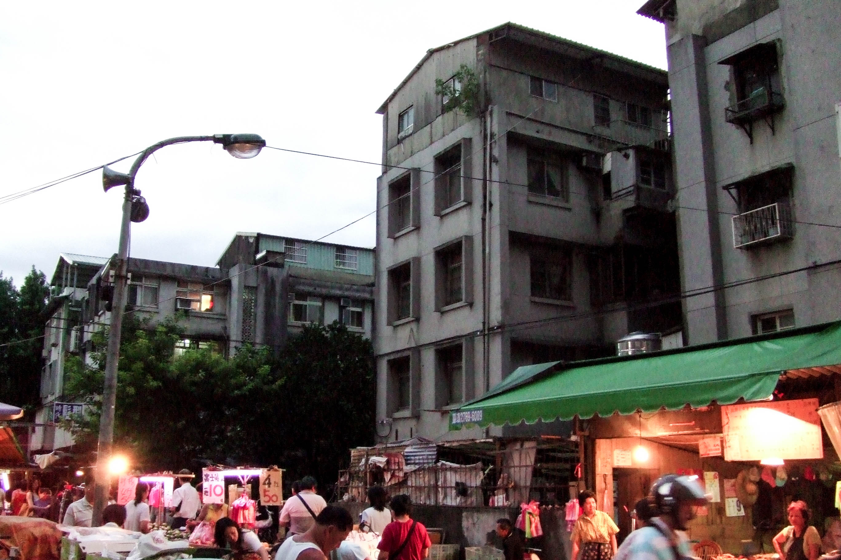 (公寓街區裡熱絡的黃昏市場 / 臺北市松山區四層;1970年;林君安2007)
