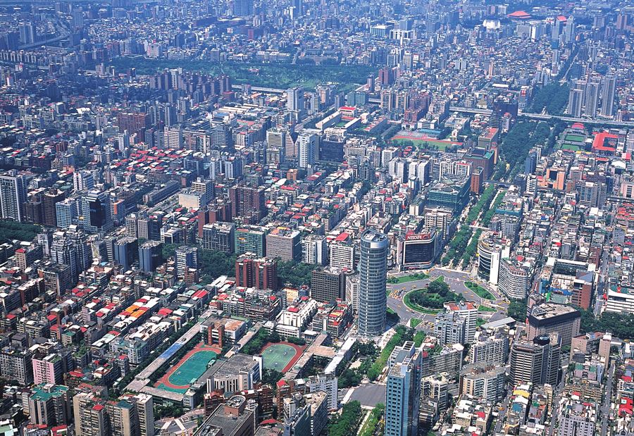 (自仁愛路和敦化南路圍環沿仁愛路向西望,案例街廓在照片正中中央,外圍的建築量體較大,街廓內多是四、五層樓公寓。旁邊的街廓都有相同的建築量體對比 / 均鼎攝影)