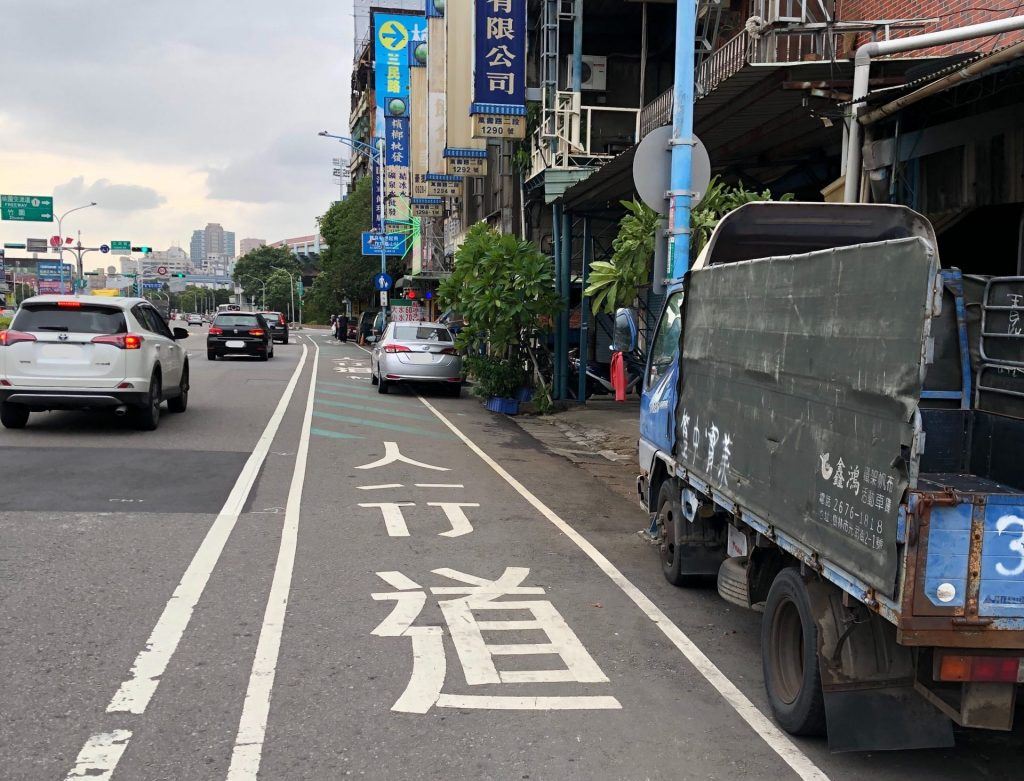 夾雜在車輛中的「人行道」（圖片來源：Derya.CO）