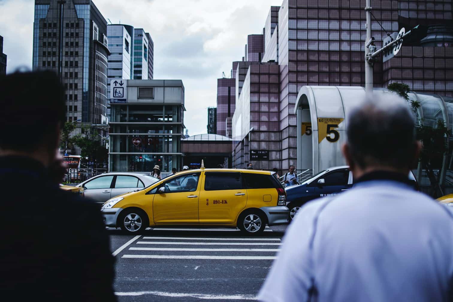 戰後臺灣都市規劃的道路設計，往往是以汽車作為主體（Source: Kristina Knut / Unsplash）