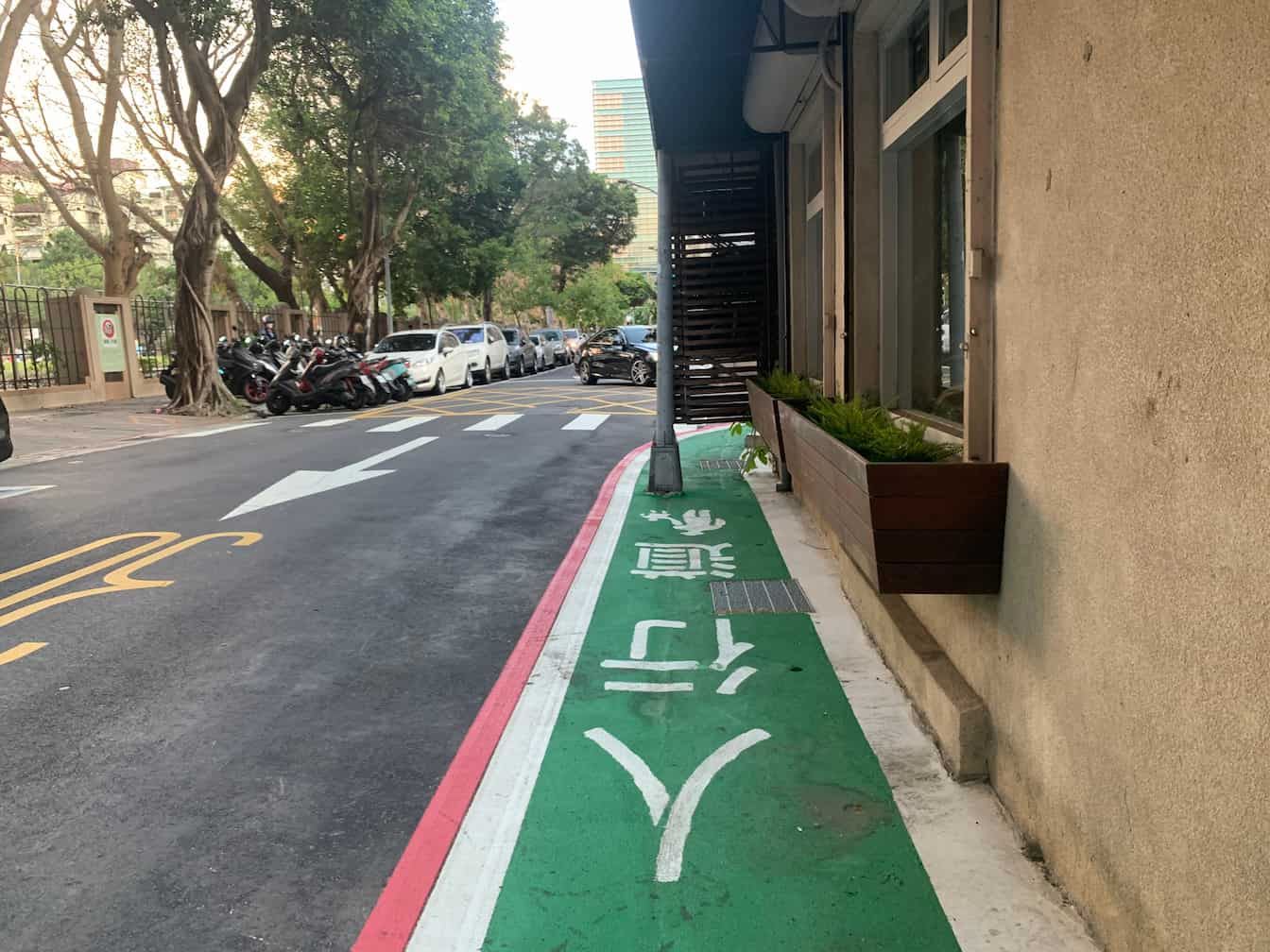 豎立在人行道中央的路燈，以及一樓建物的突出，都讓標線型人行道窒礙難行 （Source: 劉學墉攝）