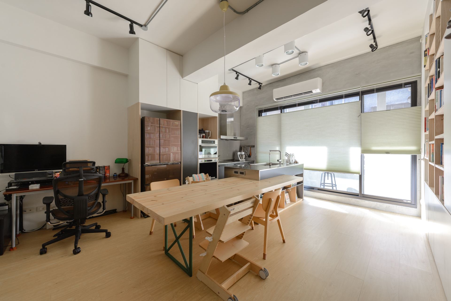 萬華陳宅核心區將餐廳結合客廳功能,透過木桌連接廚房空間