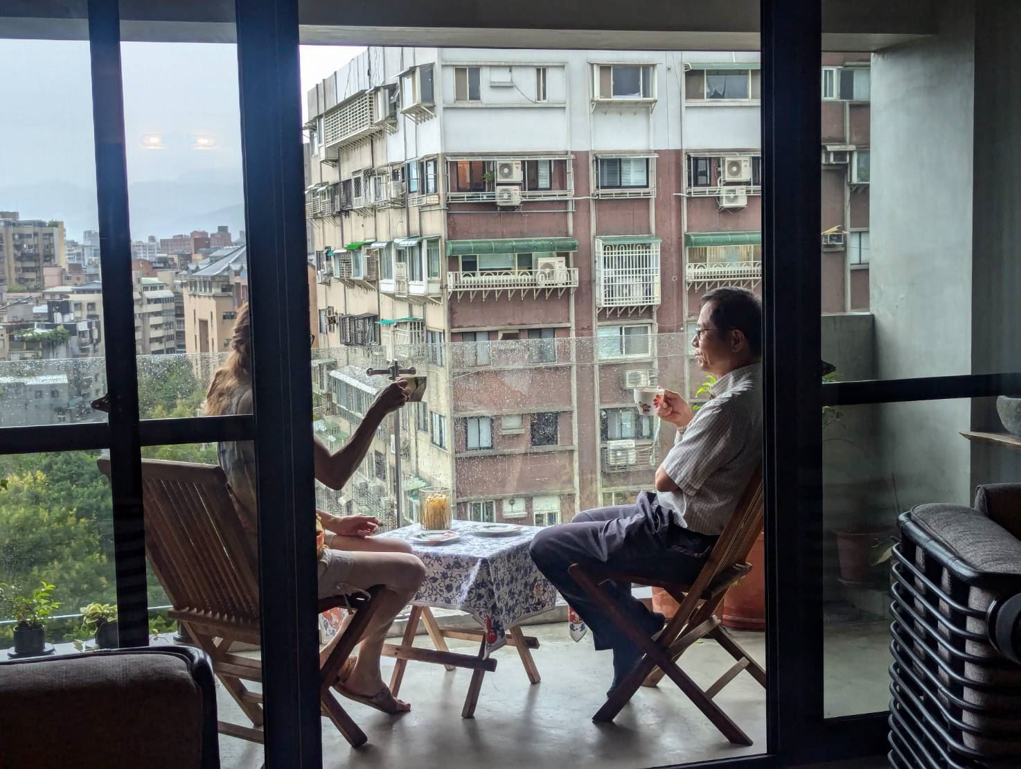 鋪上桌巾,配上先生擅長的手沖咖啡,一起享受靜靜的美好