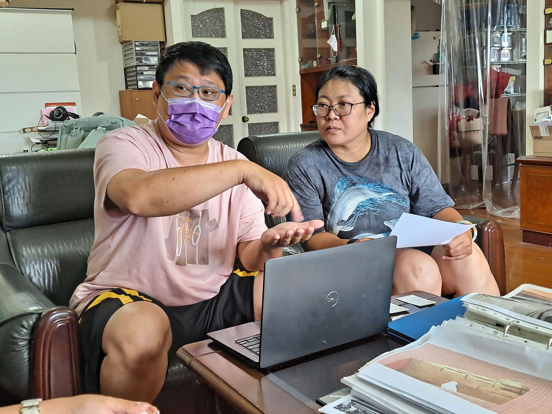 彭先生與太太為社區都更東奔西走,長期下來累積出厚厚一疊資料