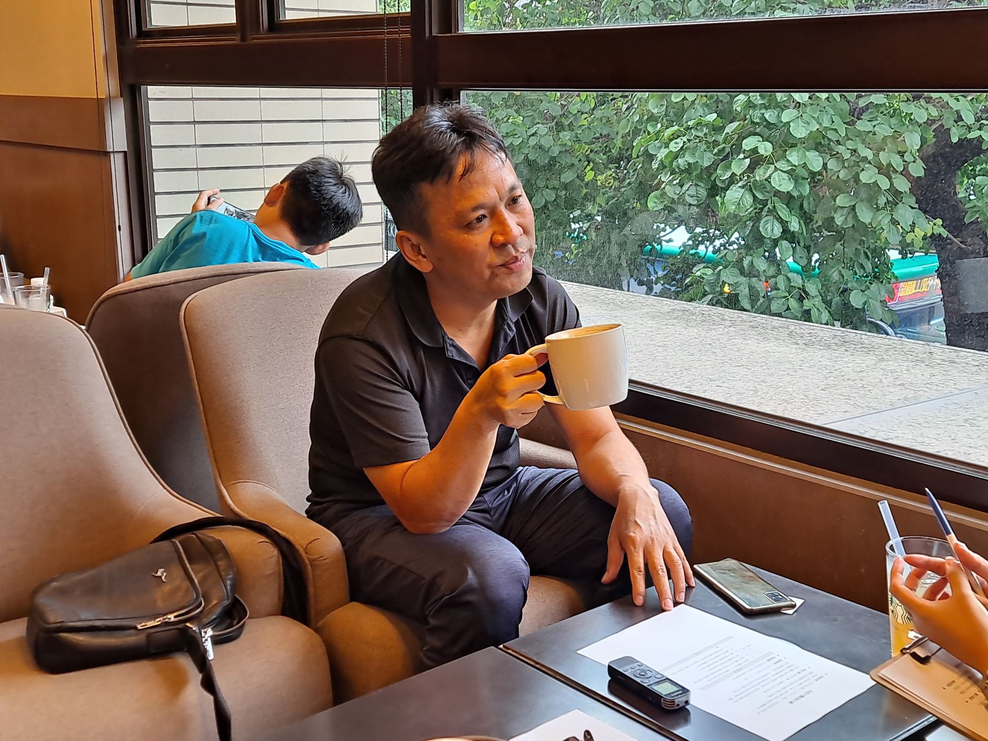 許世錩先生與彭先生夫婦、管委會主任分工合作幫助松柏推動公辦都更