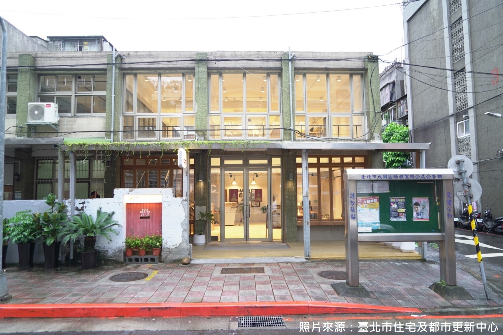 原本設置於大龍街的「蘭州斯文里都市公辦都更工作站」在今年搬遷至昌吉街，由受託廠商臺北市住都中心駐點提供當地居民都市更新法令諮詢及執行基礎資料調查等業務。（source: 臺北市住宅及都市更新中心）