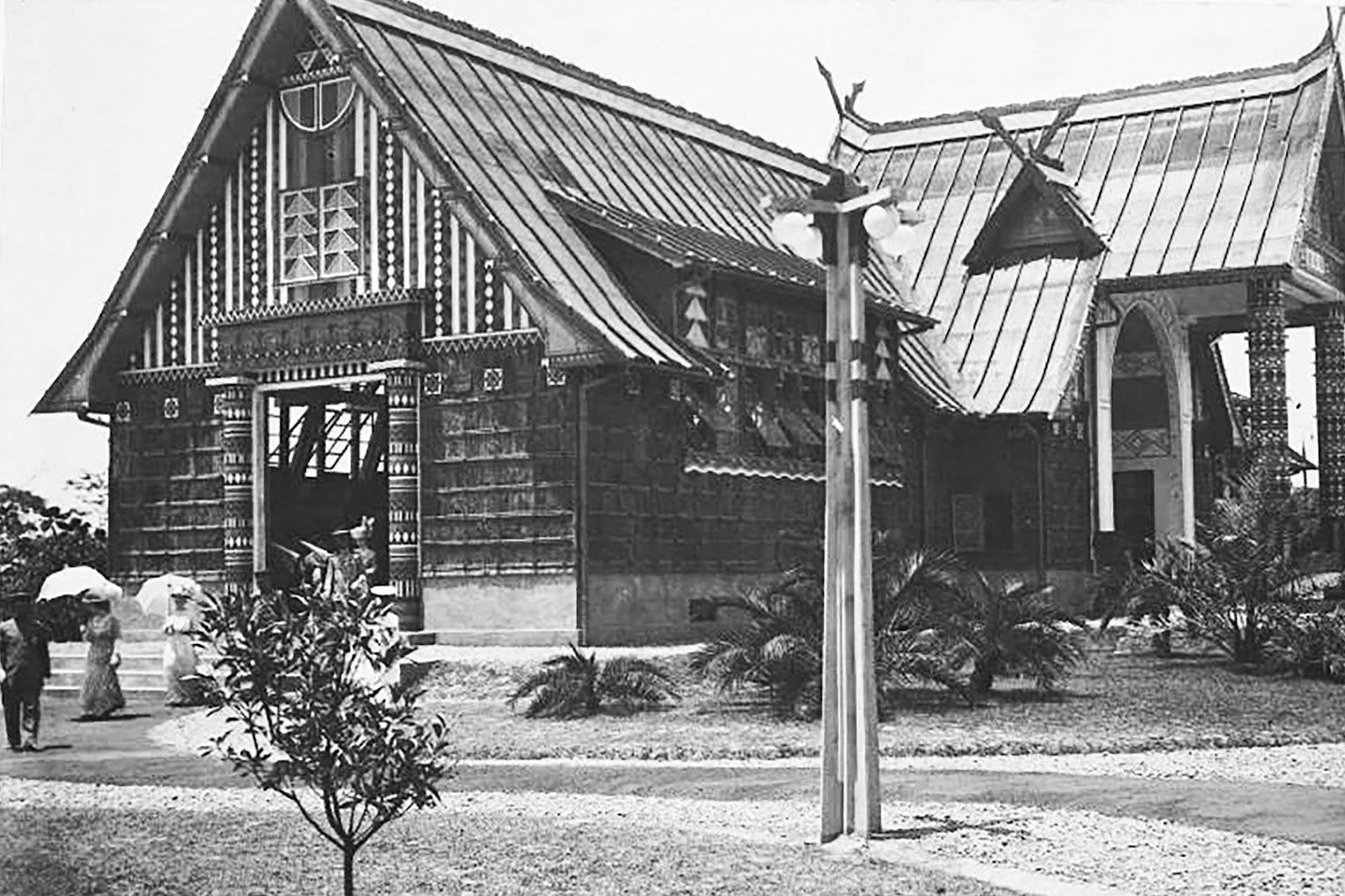 1916年勸業共進會第二會場林業試驗場臺北苗圃的蕃俗館(source:國立臺灣歷史博物館《臺灣勸業共進會記念寫真帖》)