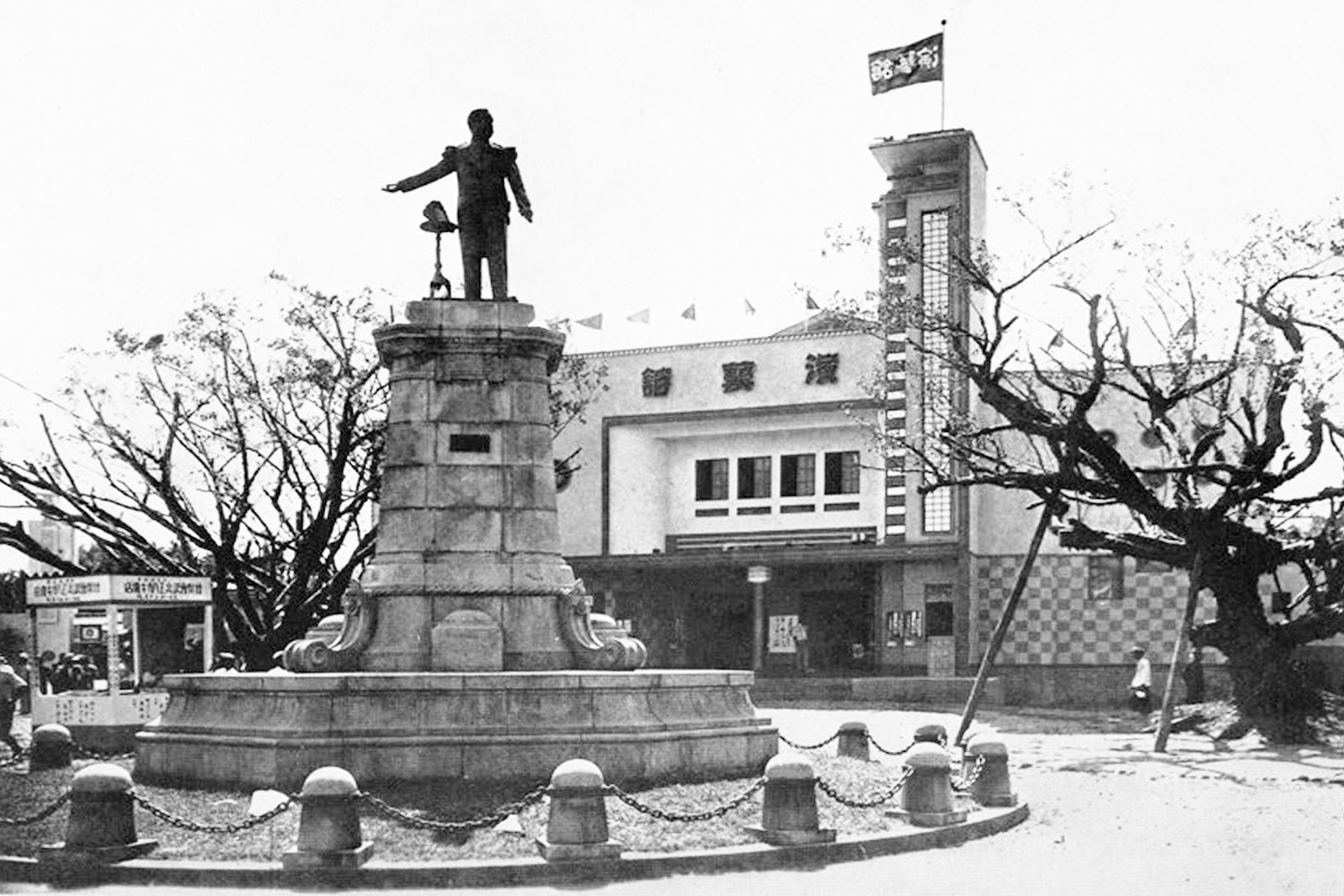 新公園中後藤新平像旁的演藝館,位於今日二二八和平紀念碑(source:國立臺灣歷史博物館《始政40週年紀念臺灣博覽會寫真帖》)