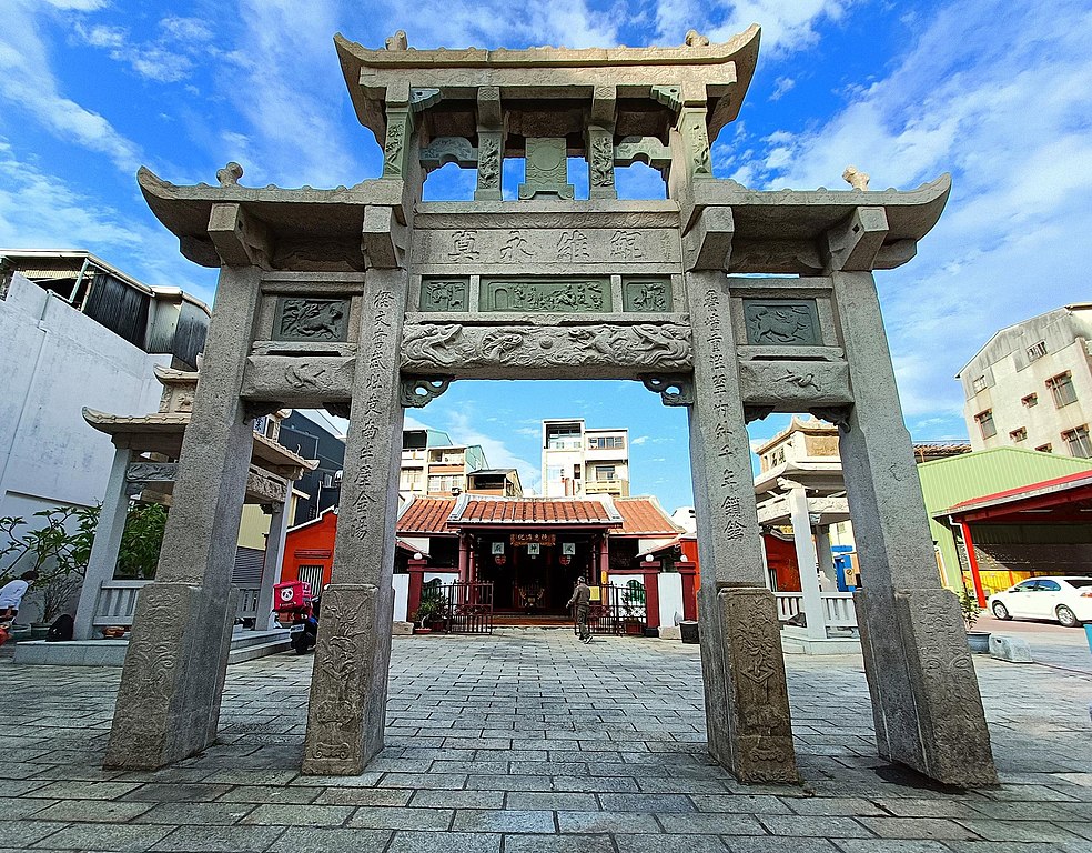 風神廟前方為接官亭，來臺官員會先從鹿耳門登陸，再接駁到風神廟所在的碼頭入境。（source：wikicommons）