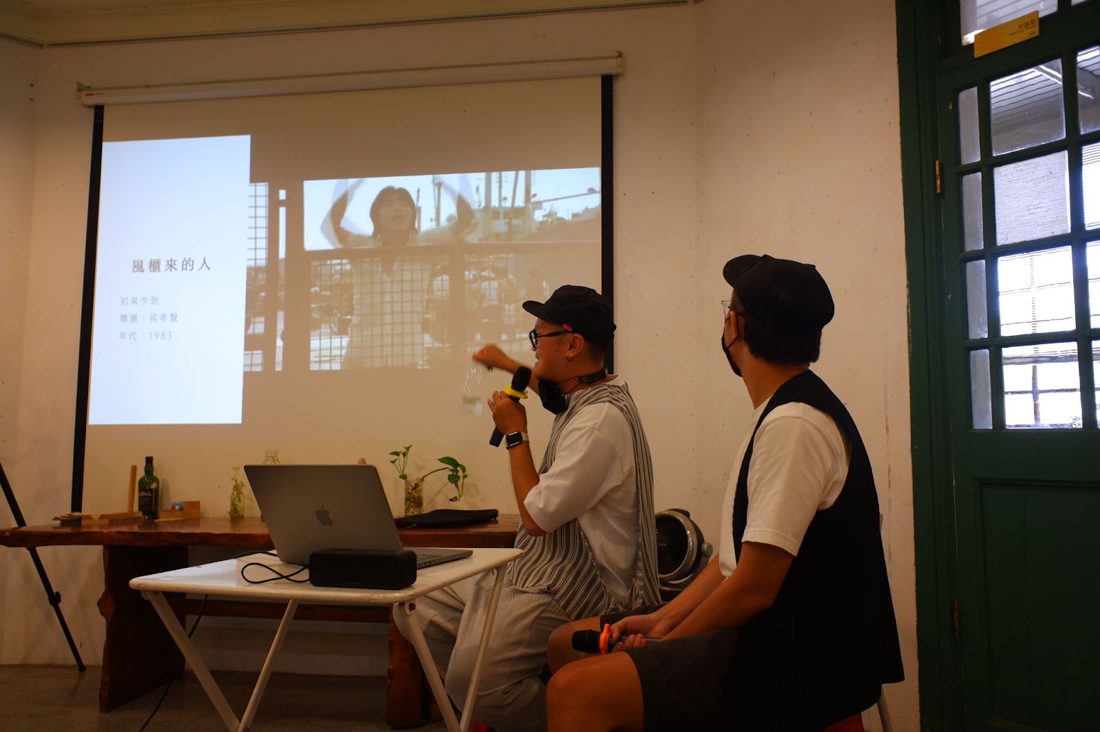 老屋顏團隊分享從電影觀看高雄港周遭今昔景觀對照的發展（source：歐品妤拍攝）