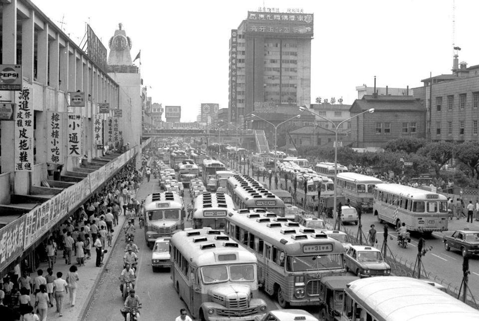 中華商場車水馬龍的臺北街景（source：國家文化記憶庫 / 施宇書）