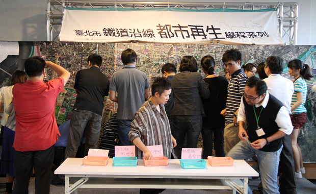 (大家在鐵道沿線都市再生策略地圖上標註住家、工作地點、學校以及最愛的生活空間)