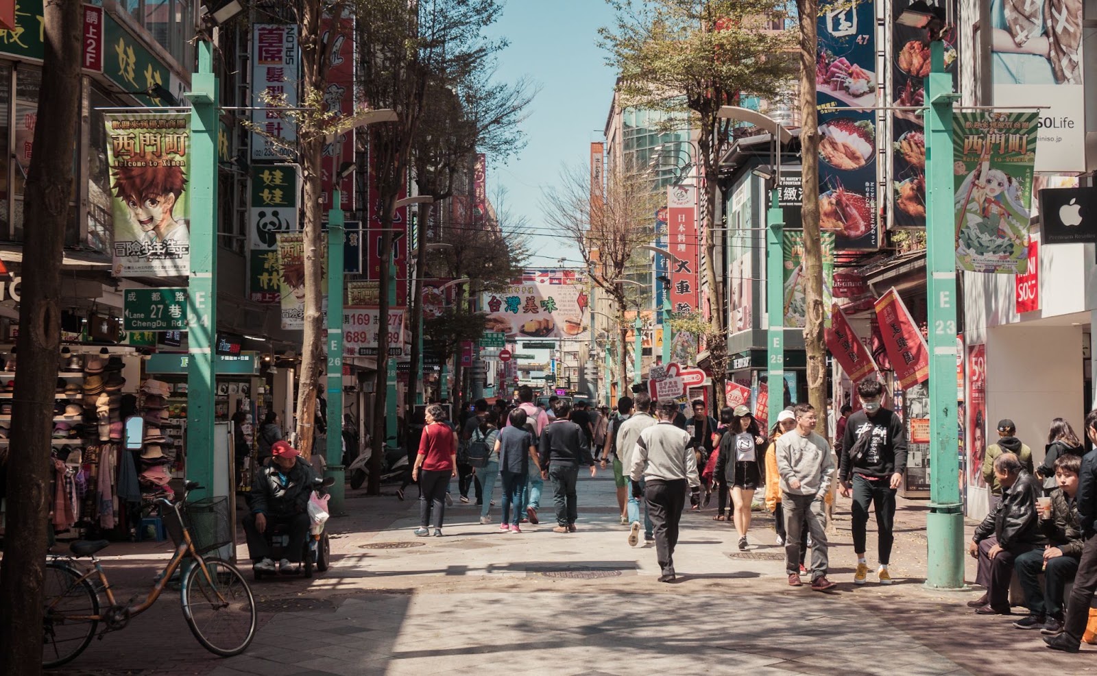 西門町徒步街區白天的景觀(source:unsplash)