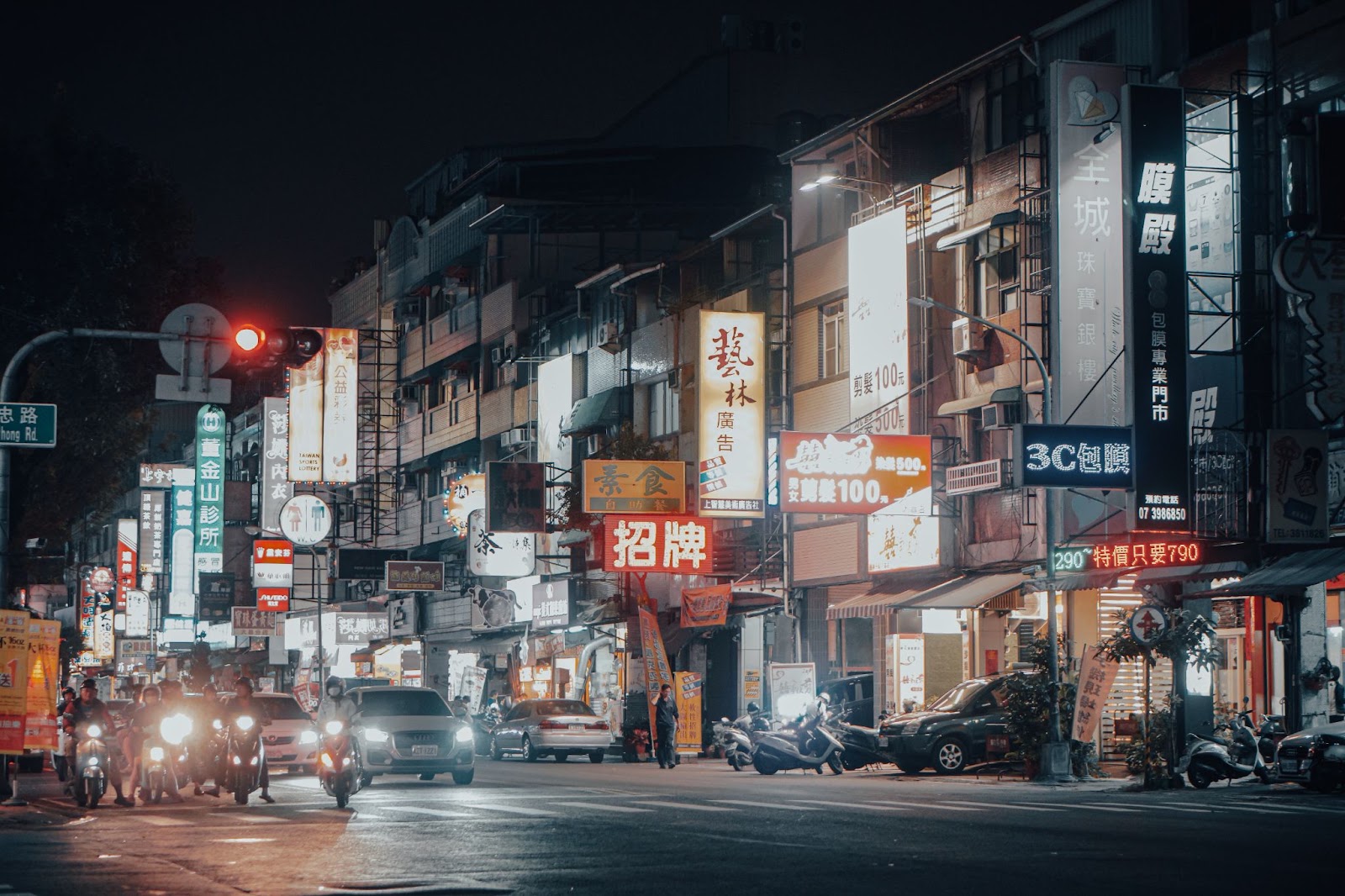 夜間招牌景觀(source:unsplash)