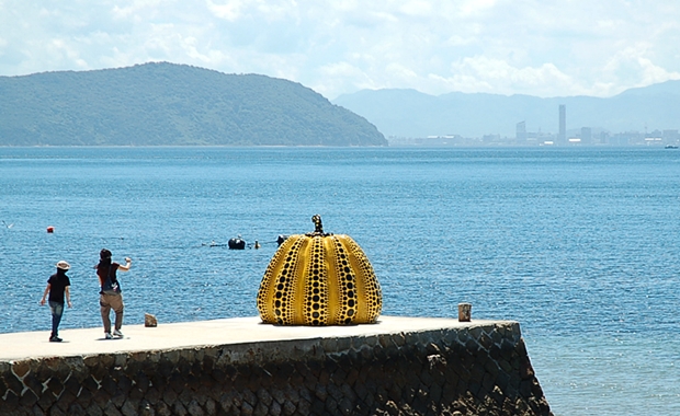 草間彌生的「紅南瓜」與「黃南瓜」在直島兩側與海景共同勾勒出鮮明圖像?(攝/詹蕙真)