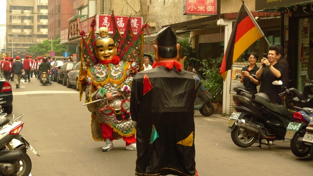 （街道不再只是交通的過道，成為神與信眾交流的空間。攝 / 黃璽丹）