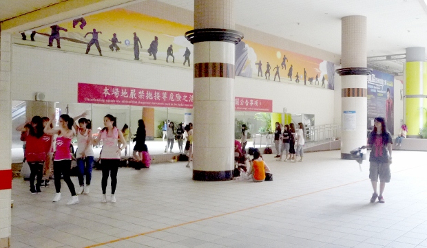 （於臺北捷運站開放空間，街舞者用身體和城市空間連結產生生命記憶。攝 / 施承毅）