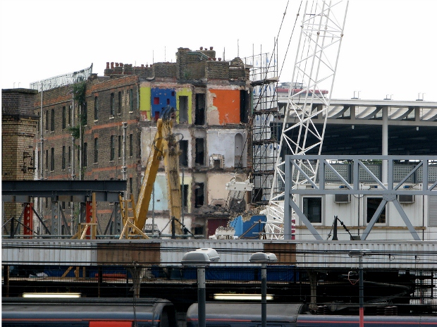 （2008 年糟拆除的 Culross Buildling ，後方為歐洲之星列車停靠的聖潘卡斯車站Copyright: Lynne Sanders ）