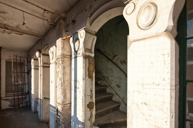 （倖存的 Stanley Building, 代表維多利亞時代第一批興建給鐵路員工的混凝土公寓。旋轉樓梯和雕飾在後來的補助型房產中並不常見 。Copyright：2013 King's Cross Central Limited Partnership）