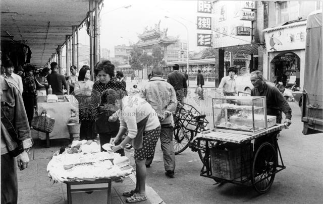 龍山寺周遭之攤販市井生活（source: 國家文化資料庫）