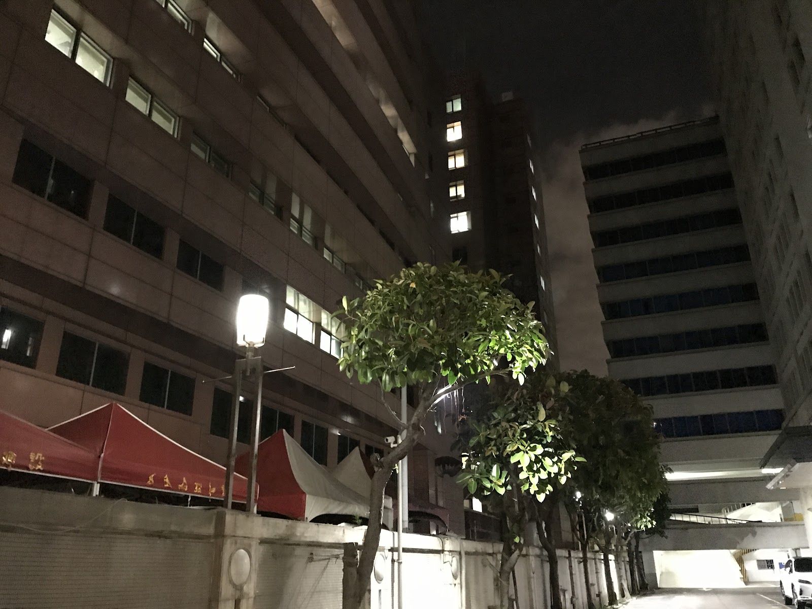周鍊所設計的街道燈現僅存於馬偕醫院與嘉新大樓之間（source: 劉修岑）