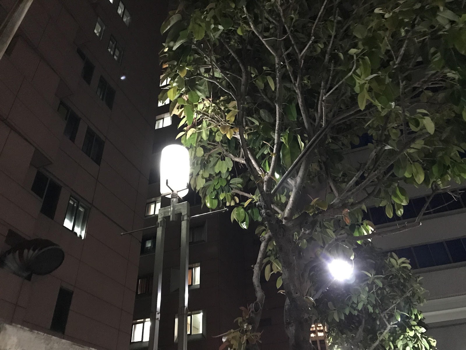 以「空」為概念，將兩枝不鏽鋼方管，撐起橫紋打磨的壓克力筒，圍著一個白色複金屬光源的玻璃光球。（source: 劉修岑）