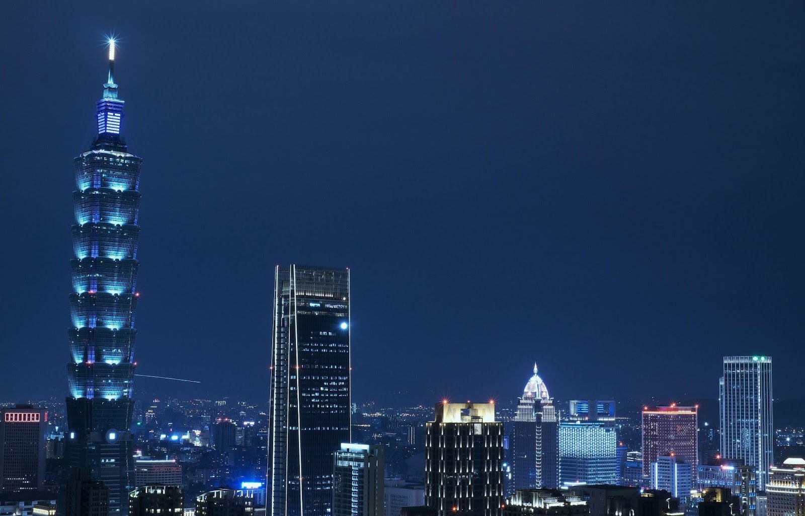 夜幕低垂後的信義區建築燈光（source: unsplash）
