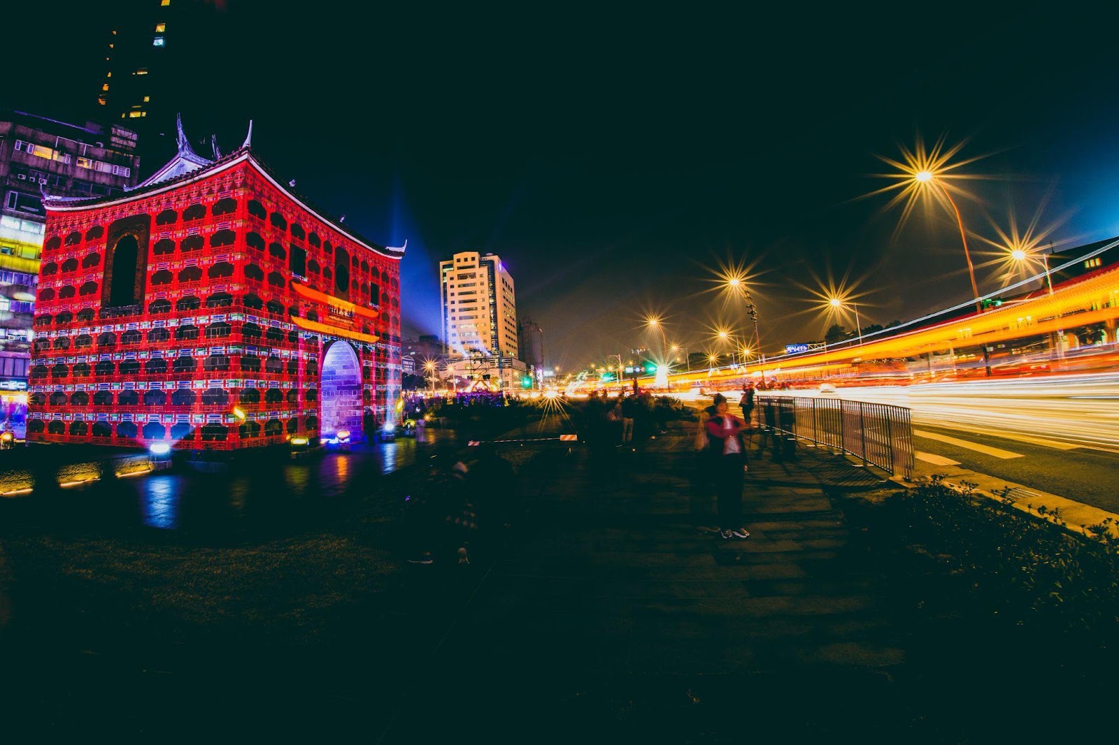 人們照亮周遭的方式反映出對環境的態度（source: unsplash）