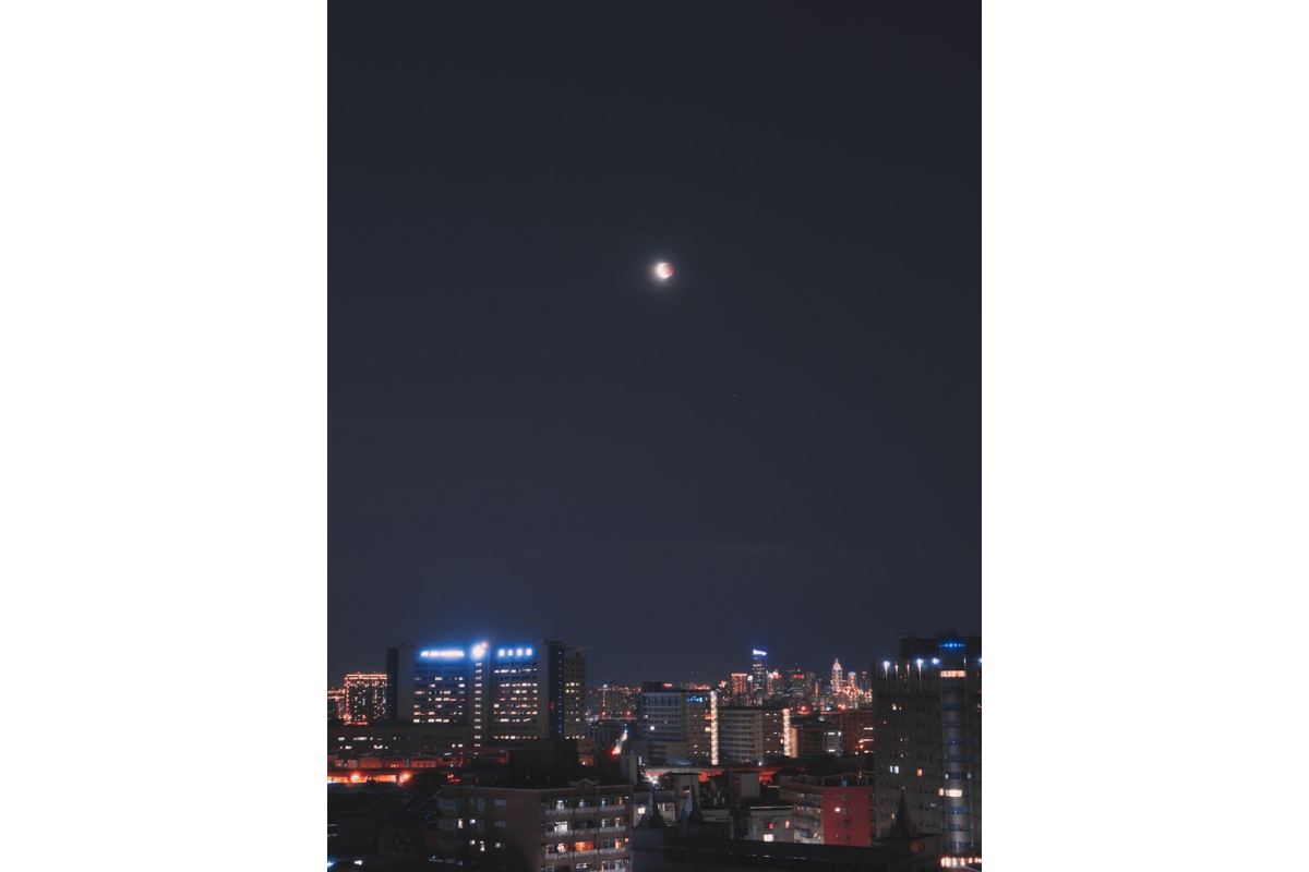 一樣的月光千年來不曾改變、照耀著每一代人們（source: unsplash）