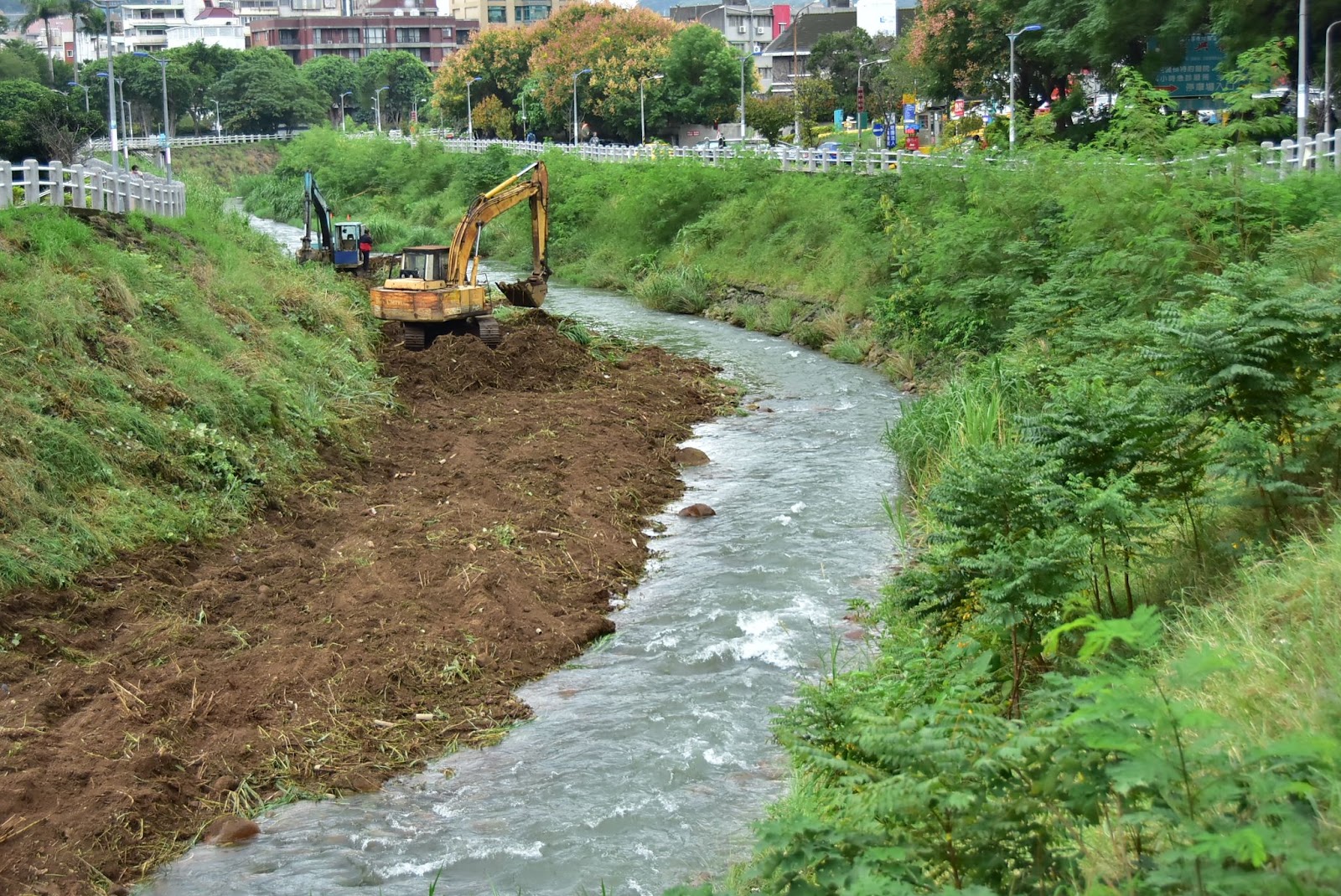 怪手正在將磺溪畔與堤坡上的植物刨除（source: 磺溪生活流域）